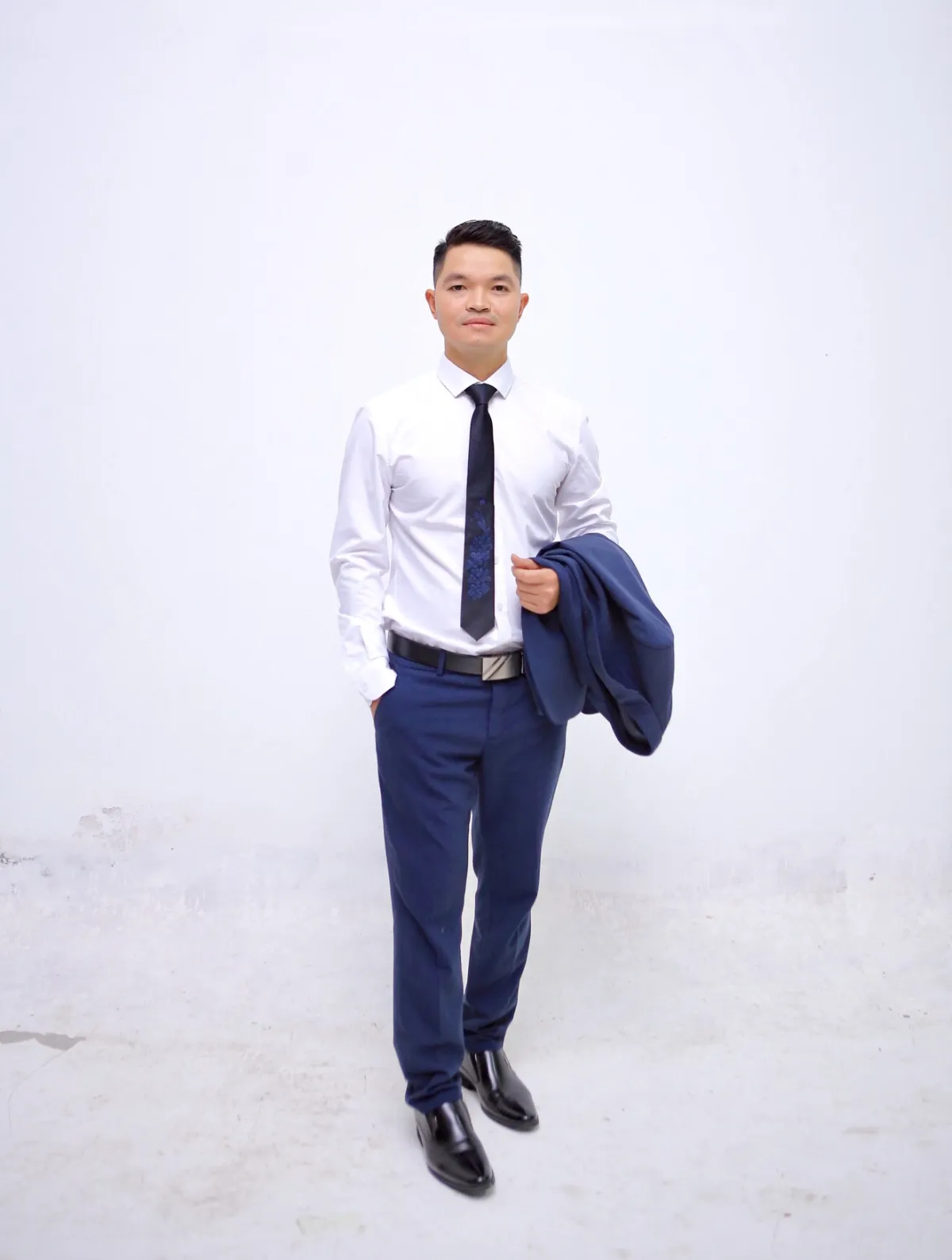 Hieu, founder and local guide of Pegasus Vietnam Tours